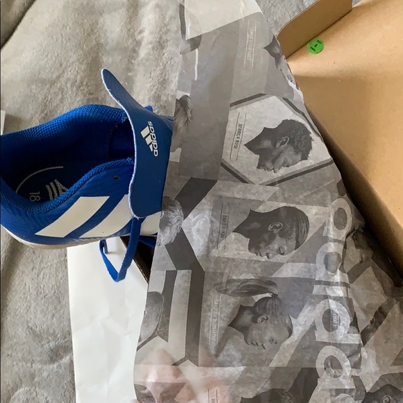 Boys football shoes, barely worn - Picture 2 of 6